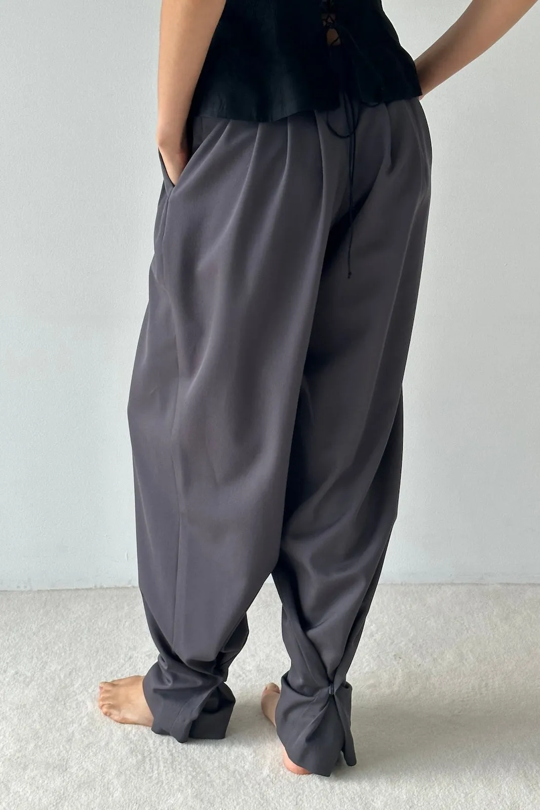 HIGH-WAIST PLEATED TROUSERS