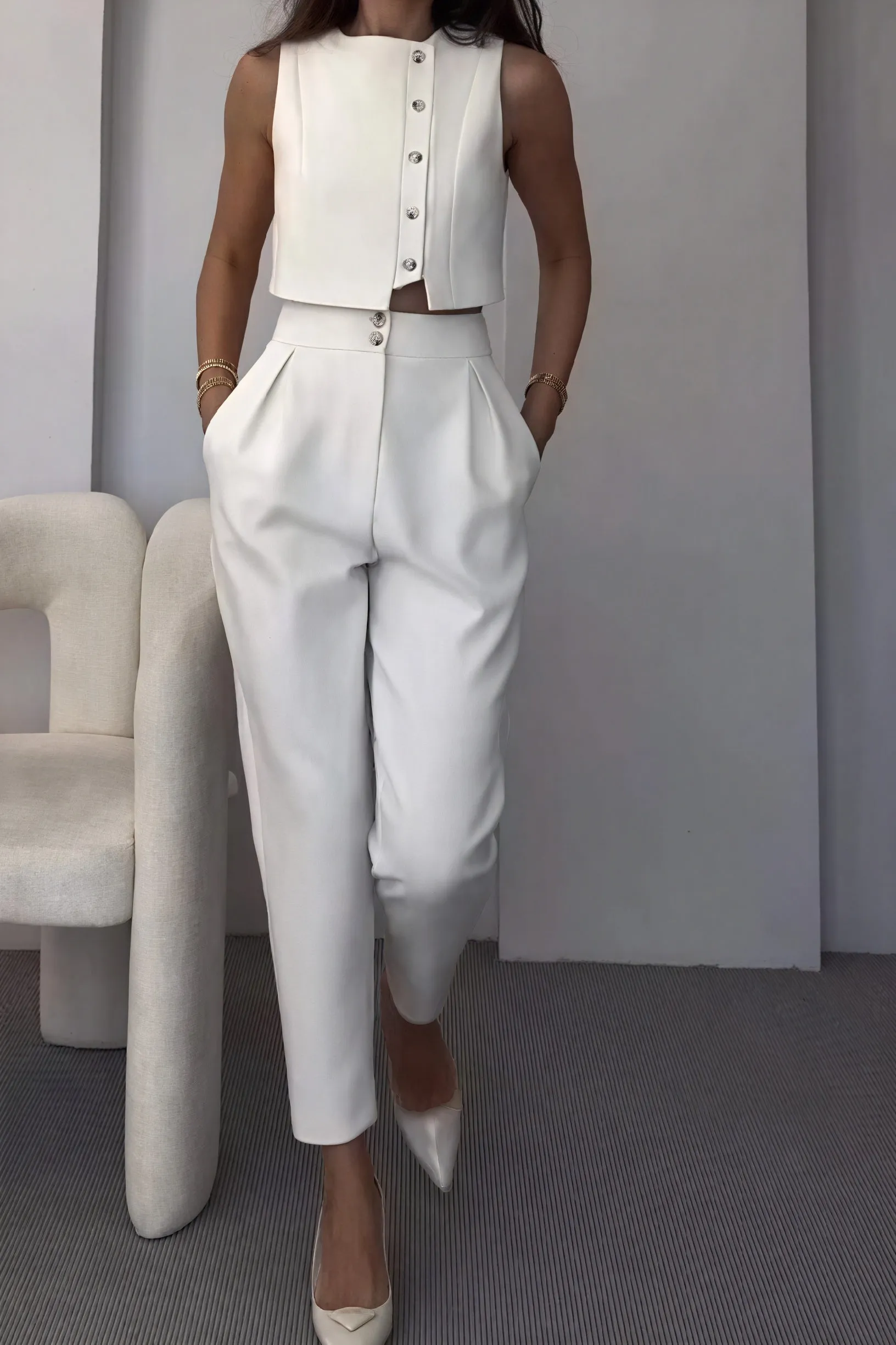 Modern Two-Piece Suit with Wide-Leg Trousers