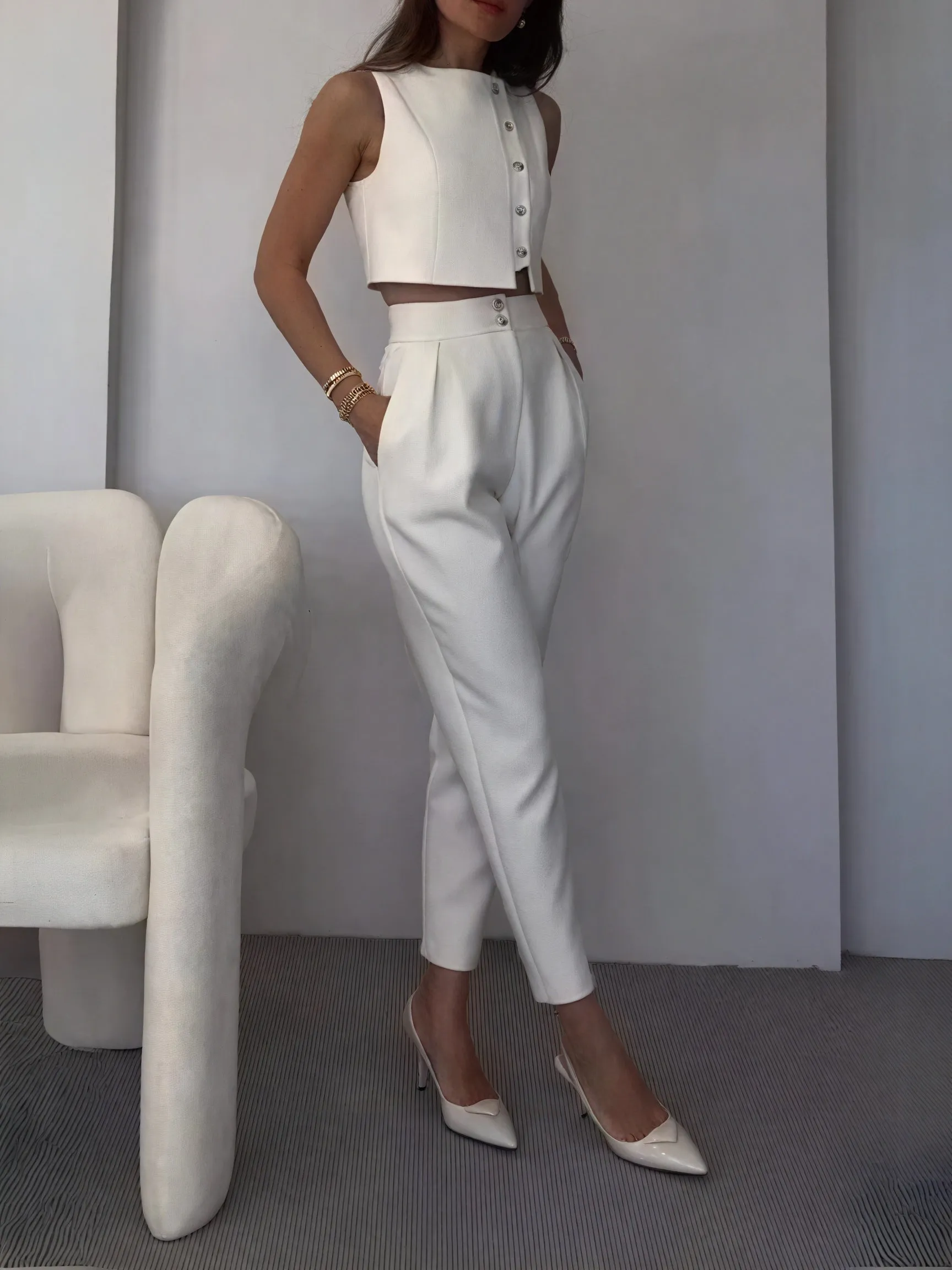Modern Two-Piece Suit with Wide-Leg Trousers