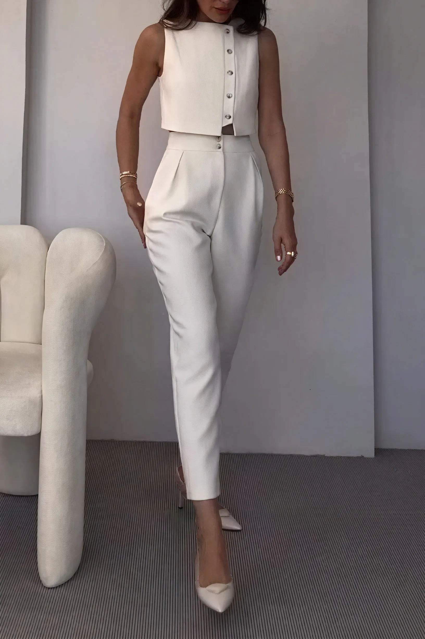 Modern Two-Piece Suit with Wide-Leg Trousers